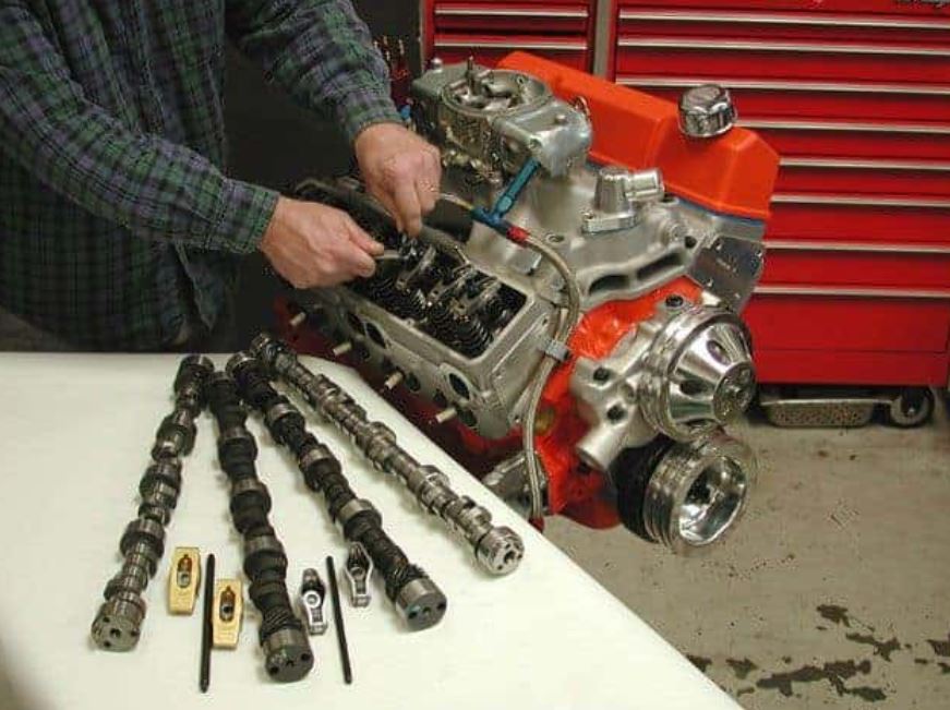 Motor V8 Chevy 350 sendo Montado atravÃ©s do Curso